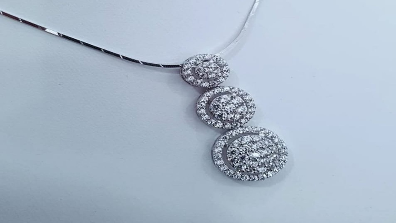 Pilihan Liontin Emas Putih yang Ideal untuk Menemani Aktivitas Sehari-hari