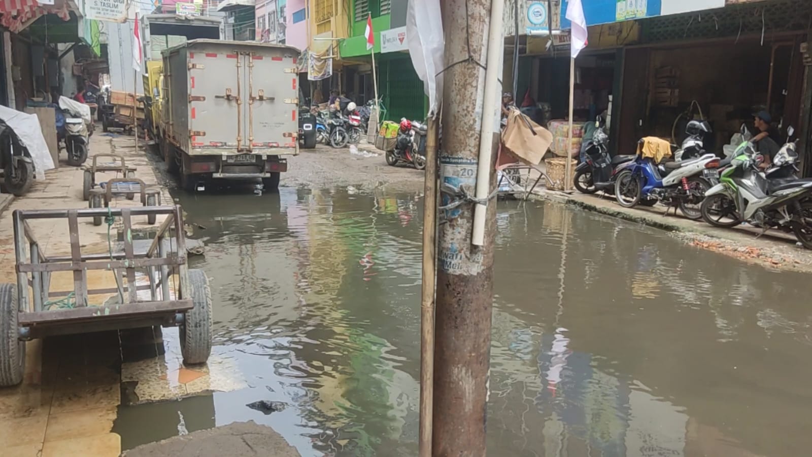 Pedagang Keluhkan Jalan Purba di Pasar 16 Ilir Palembang Masih Tergenang Air