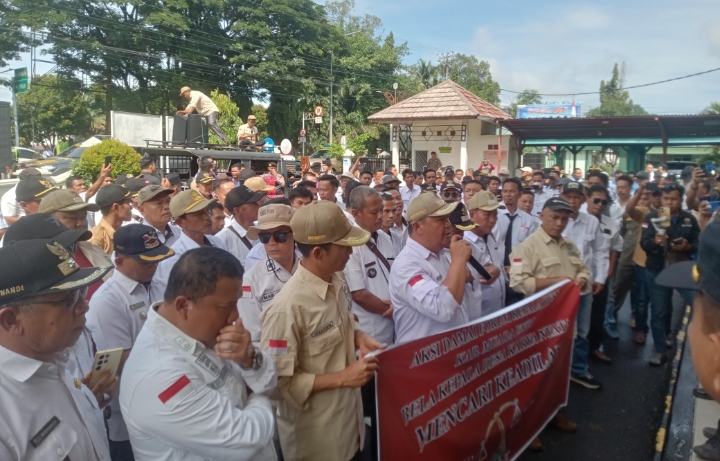 Putusan Tipiring untuk Pelaku Pemukulan Kades di Muara Enim Demo Pengadilan 