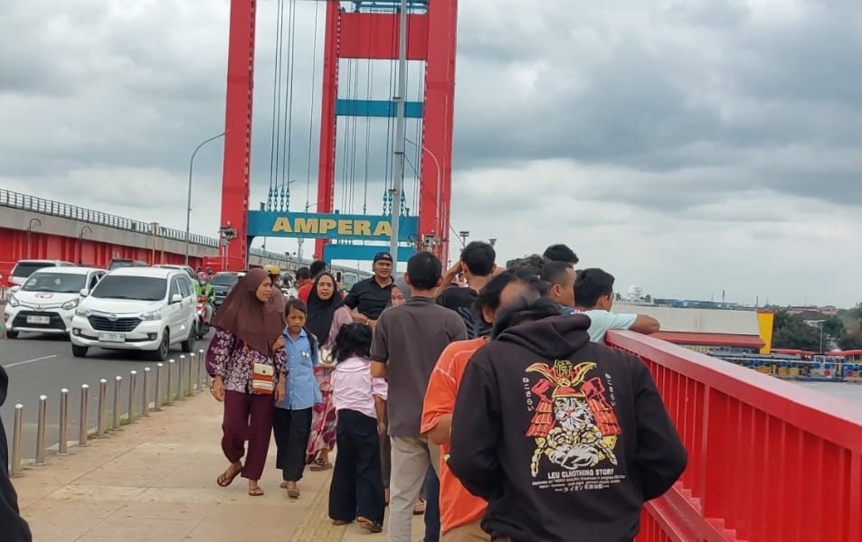 Hari Pertama Tahun 2026, Ikon Kota Palembang Dipadati Wisatawan