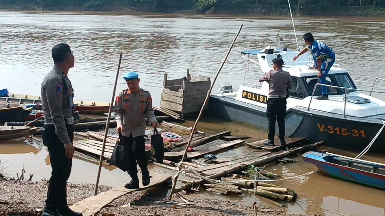 Kapolres Muba Gelar Patroli Air di Sungai Musi sekaligus Bagikan Baksos kepada Nelayan