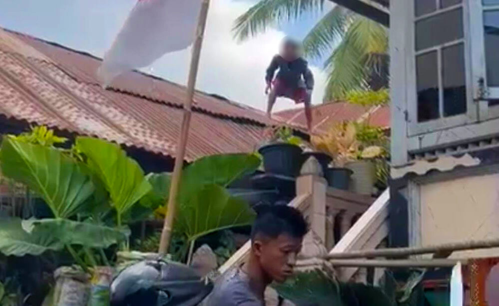 Terpergok Warga Hendak Mencuri, Seorang Pria di Palembang Nekat Panjat Atap Rumah Korban