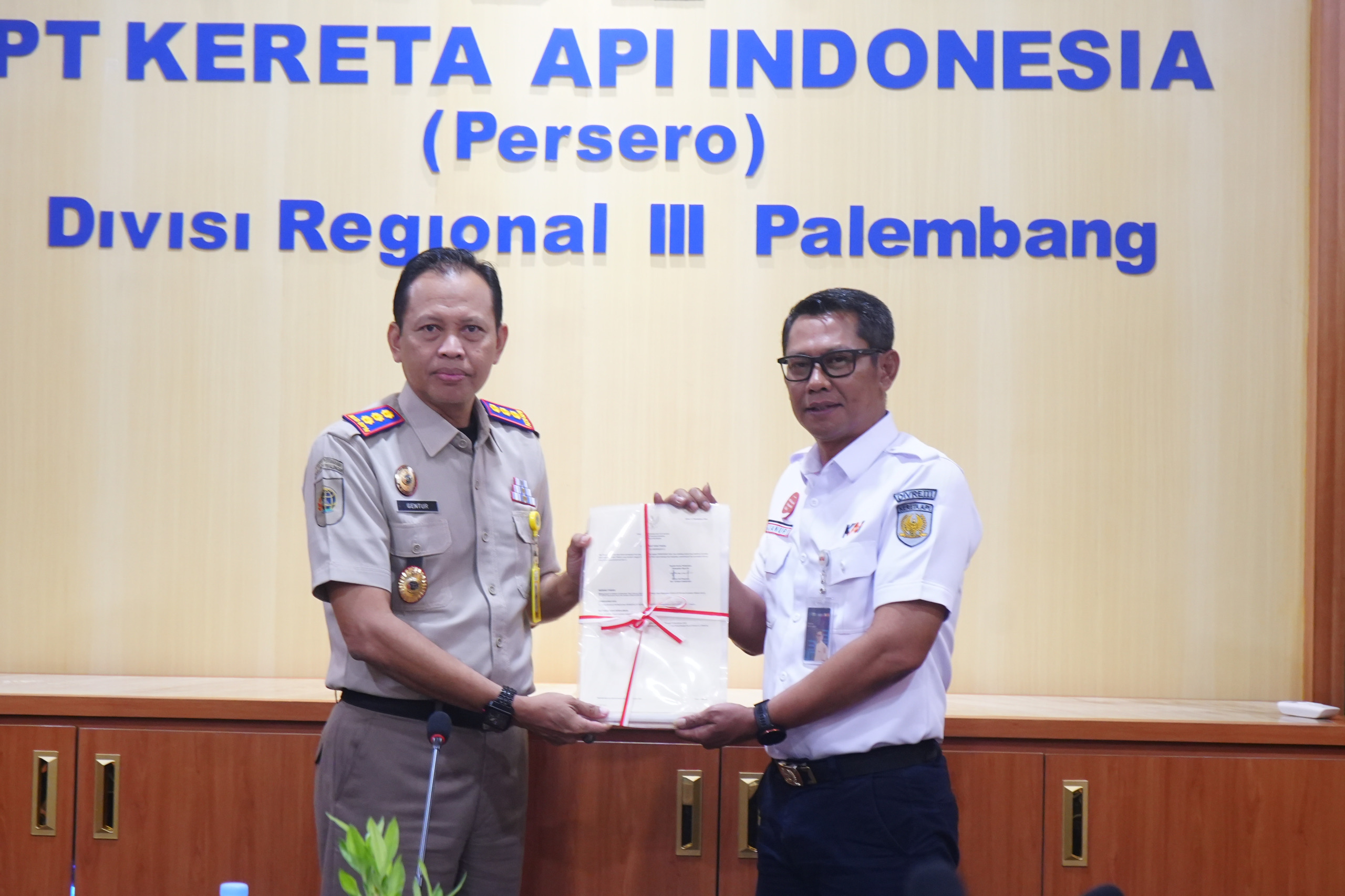 Upaya Selamatkan Aset Negara, KAI Divre III Terima E-Sertipikat Dari Badan BPN  Ogan Ilir