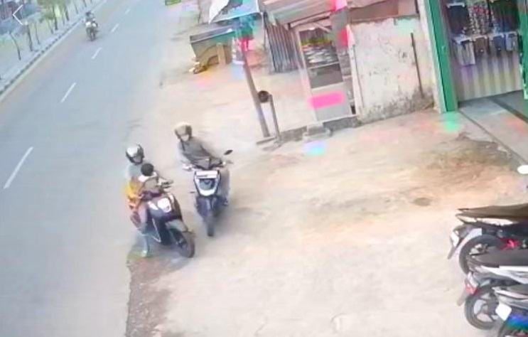 Diduga Pasutri Terekam Kamera Pengawas Maling Sepeda Motor di Parkiran Rumah Makan Padang