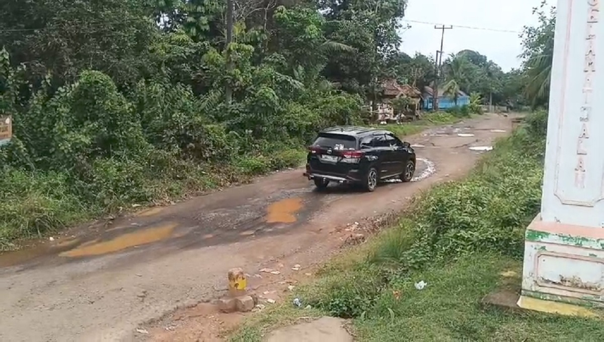 Warga Banyuasin Resah! Jalan Rusak Tak Kunjung Diperbaiki