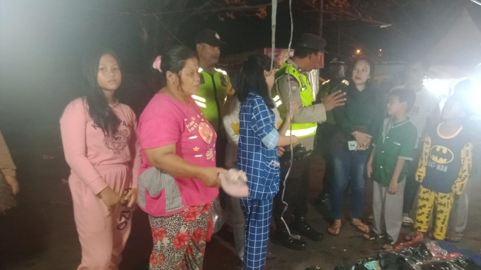 Marak Aksi Copet, Anggota Sat Samapta Polres OKI Dan Polsek Kayuagung Patroli di Pasar Malam