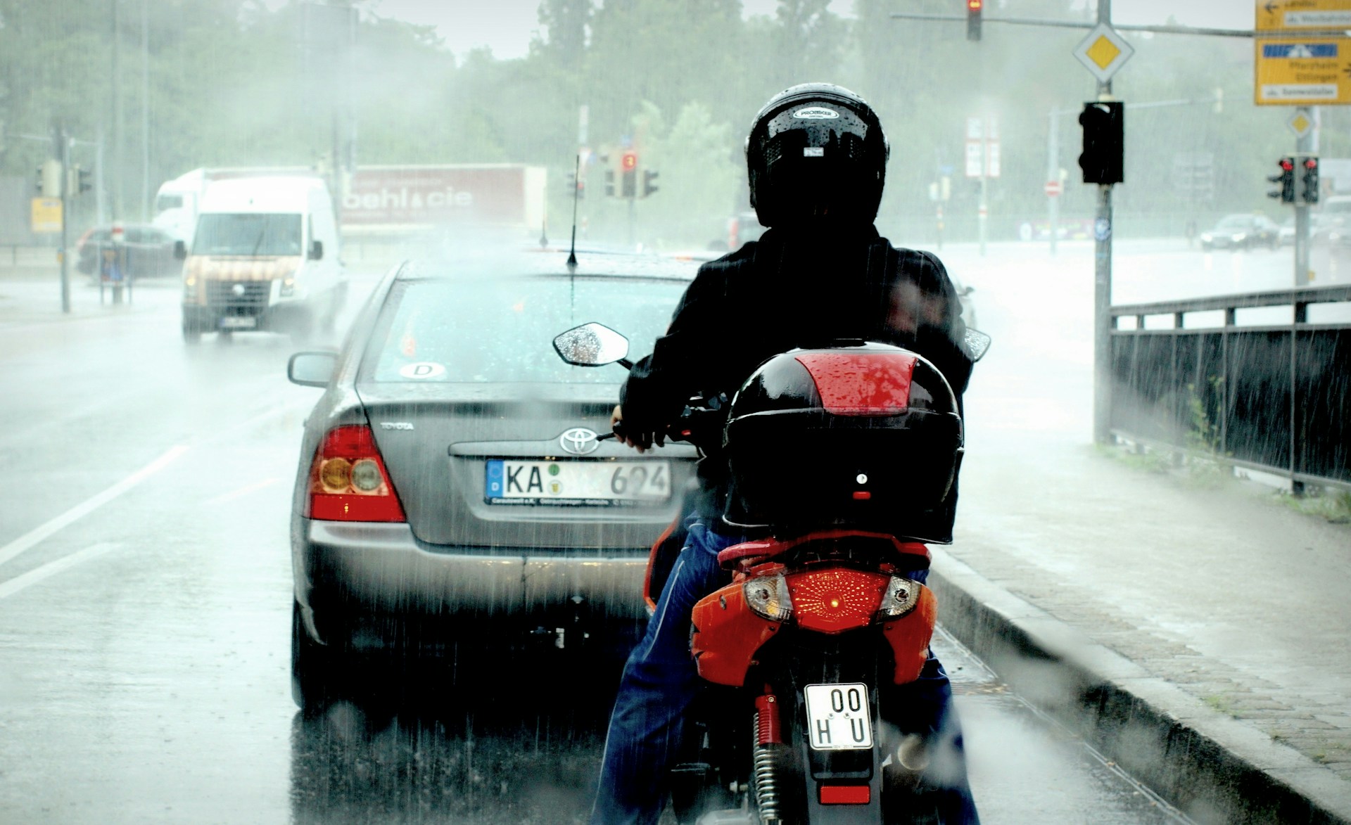 Perlengkapan Penting Bagi Pengendara Motor yang Harus Disiapkan Saat Hujan