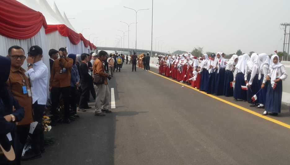 Pelajar SD dan SMP Siap Sambut Presiden Jokowi di Jalan Tol Indralaya-Prabumulih