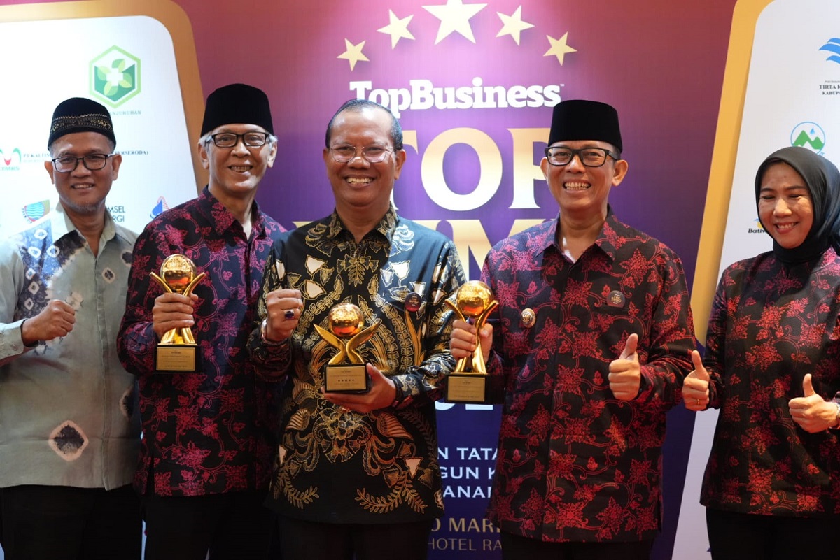 PJ Bupati OKU Teddy Meilwansyah dan Bank BPR Baturaja Kembali Raih Penghargaan Nasional