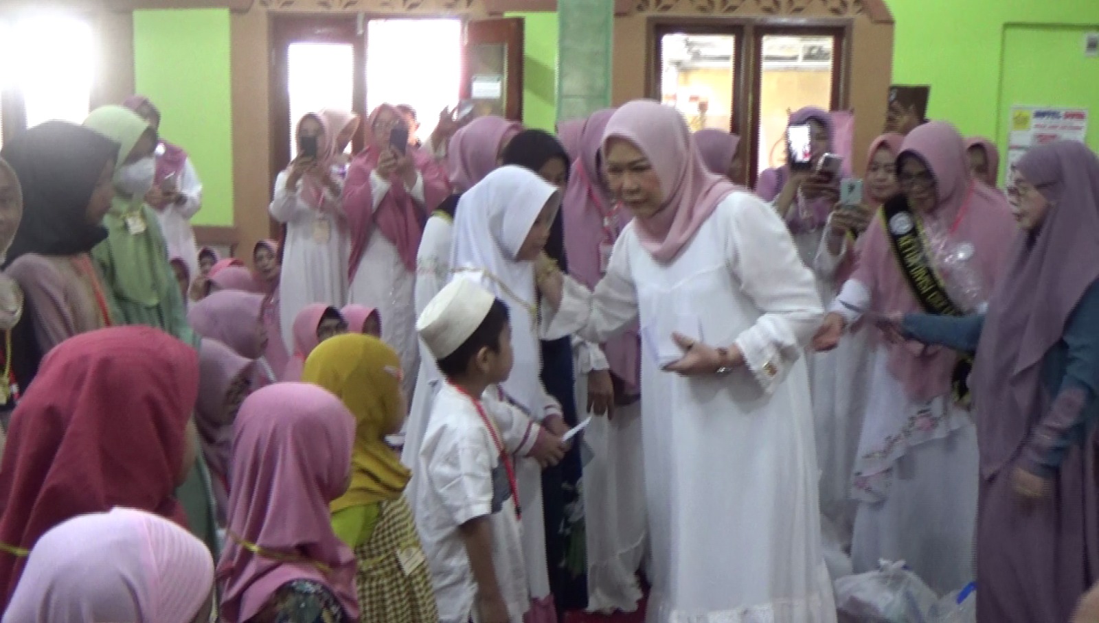 Emak-Emak Cindo Militan Sumsel Gelar Pesantren Ramadhan dan Santunan Anak Yatim