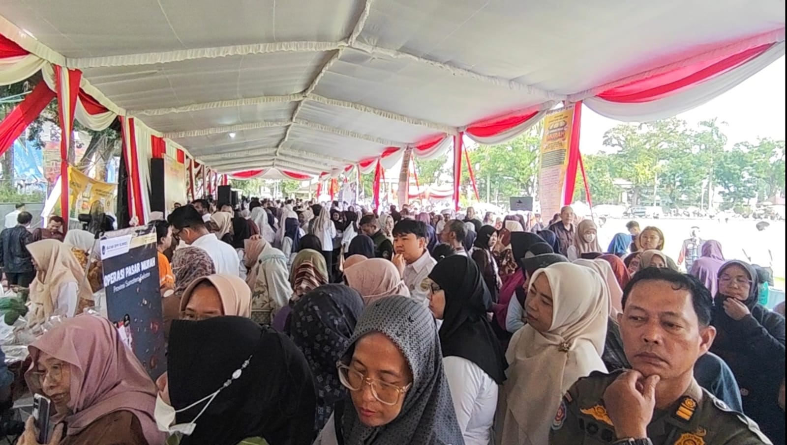Warga Serbu Telur Ayam Ras dan Cabai Merah di Pasar Murah