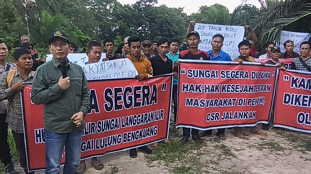 Warga Kecamatan Lawang Wetan Demonstrasi Tuntut PT GPI Buka Aliran Sungai yang Ditimbun
