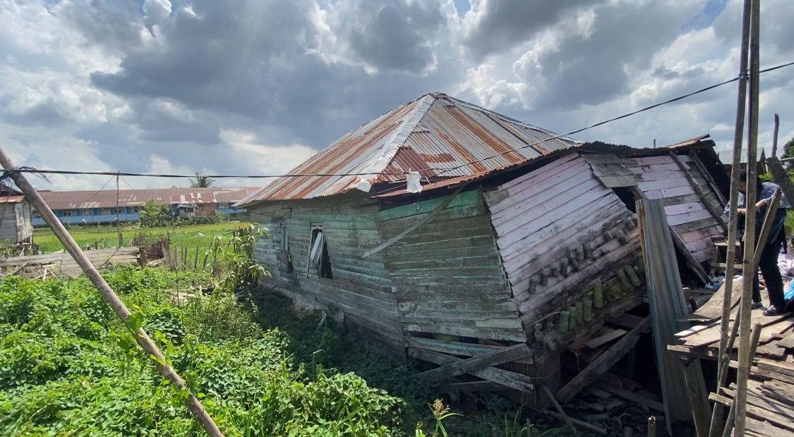 Rumah Warga di Kertapati Ambruk Diterpa Hujan Deras, Harapkan Bantuan !