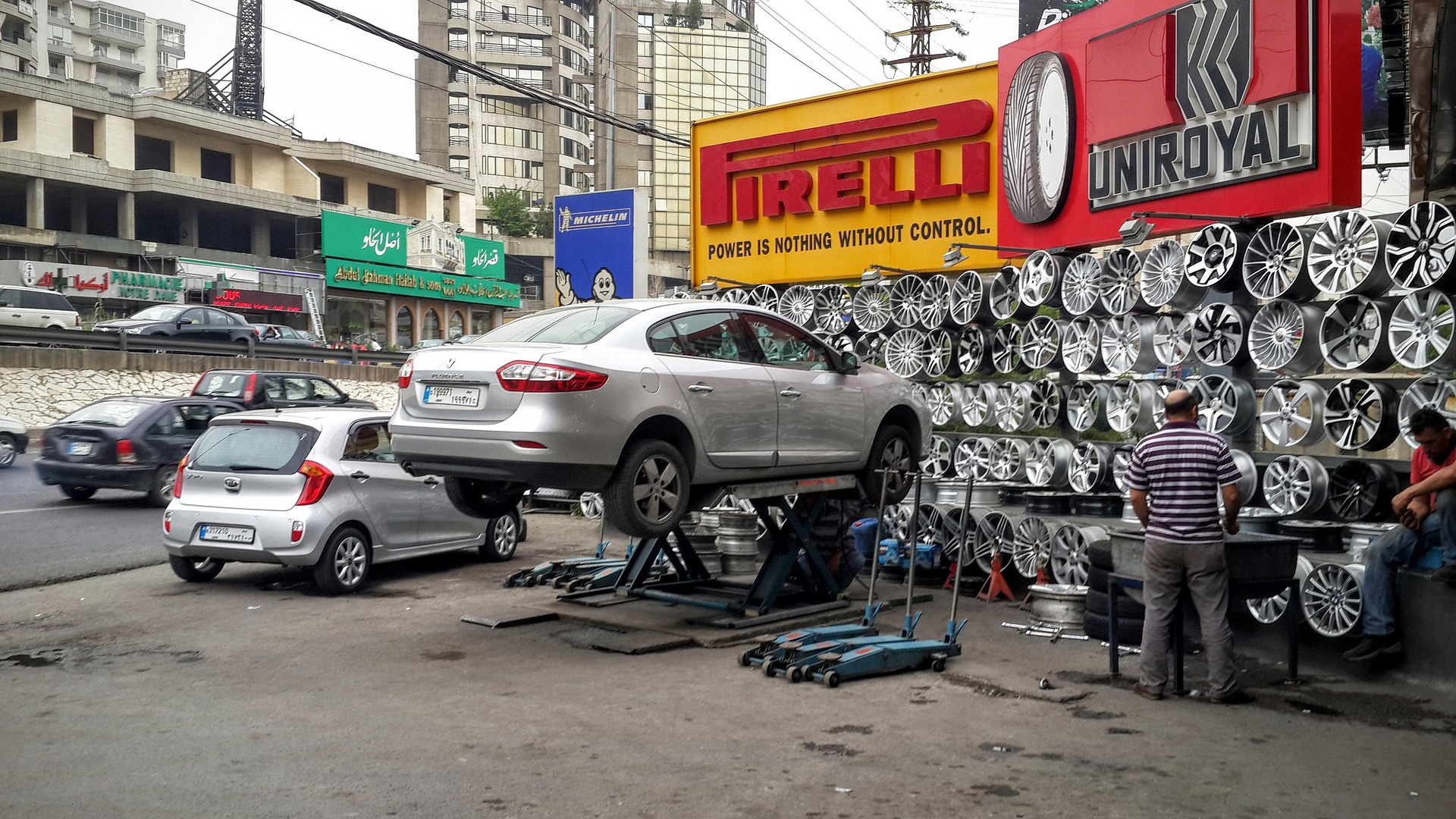 Cara Mudah Ganti Ban di Pinggir Jalan, Ikuti Langkah Aman Ini