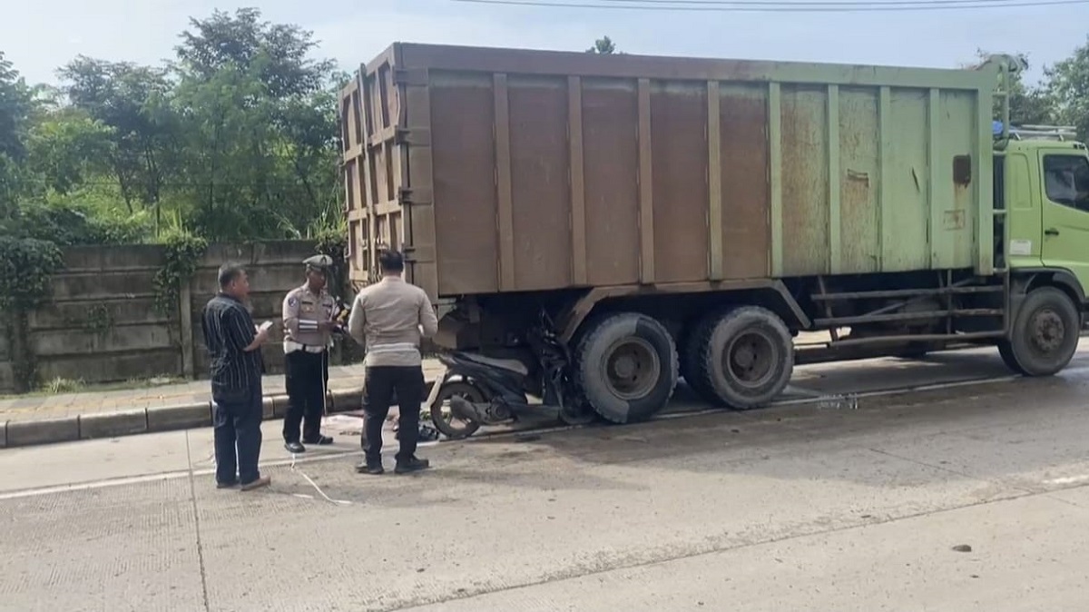 Istri Tewas Seketika Usai Motor Pasutri Tabrak Truk Parkir di Jalan Soekarno Hatta