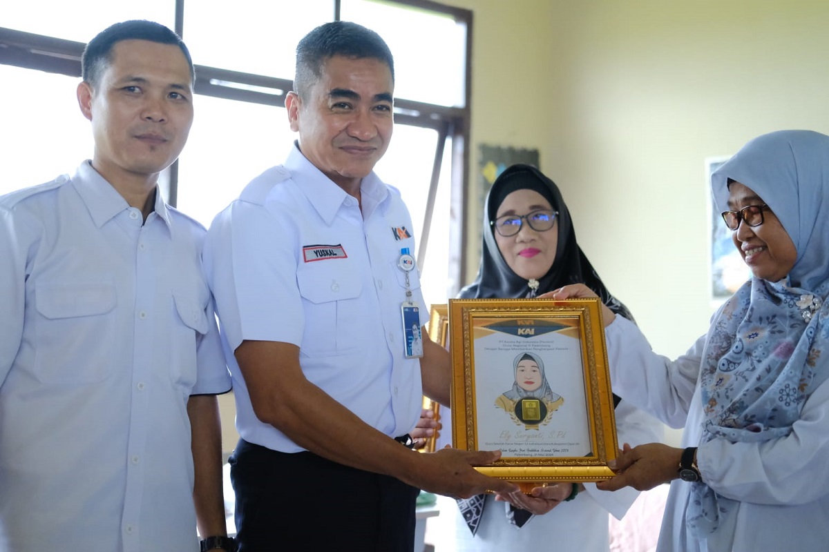 Hari Pendidikan Nasional, KAI DIvre III Berikan Penghargaan Kepada Guru di Wilayah Operasional