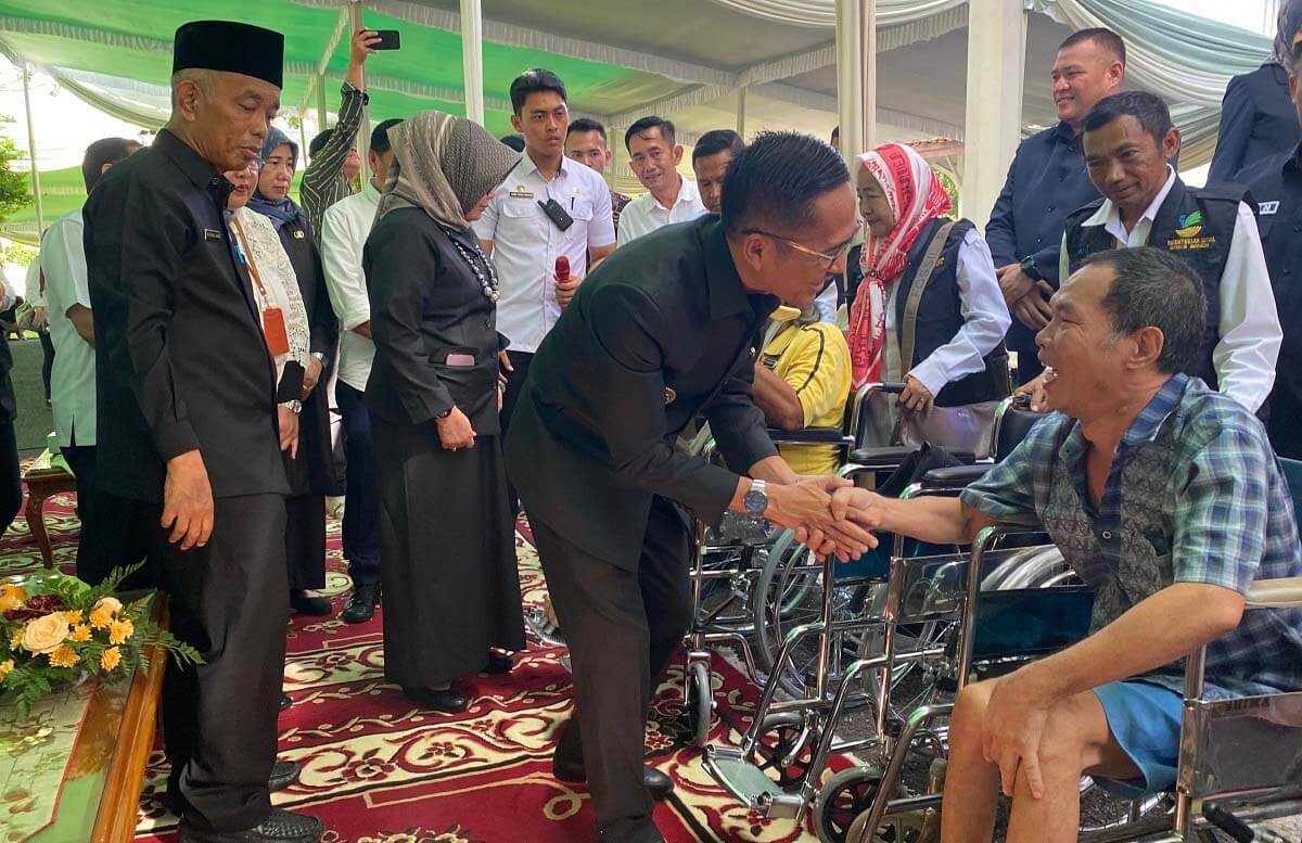 Pemkot Palembang Serahkan 150 Bantuan Kursi Roda dan Alat Bantu Dengar bagi Kaum Disabilitas dan Lansia