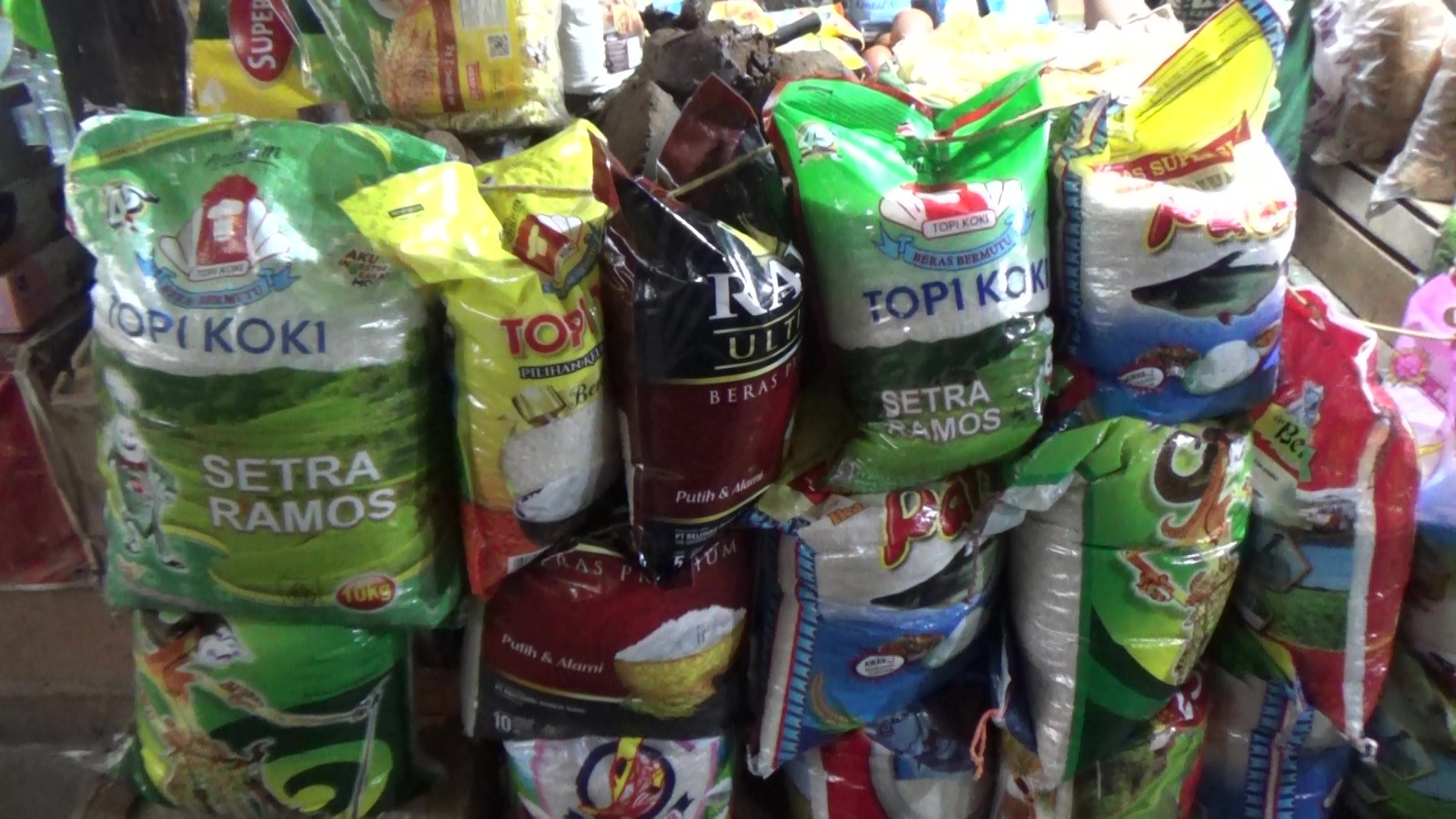 Isu Beras Oplosan Tak Pengaruhi Penjualan di Pasar Lemabang Palembang