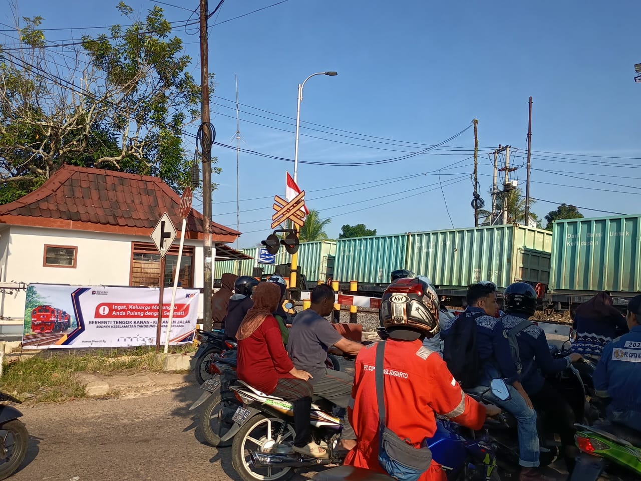 Pengendara Dihimbau Untuk Berhati-hati Ketika Melintas di Perlintasan Kereta Api