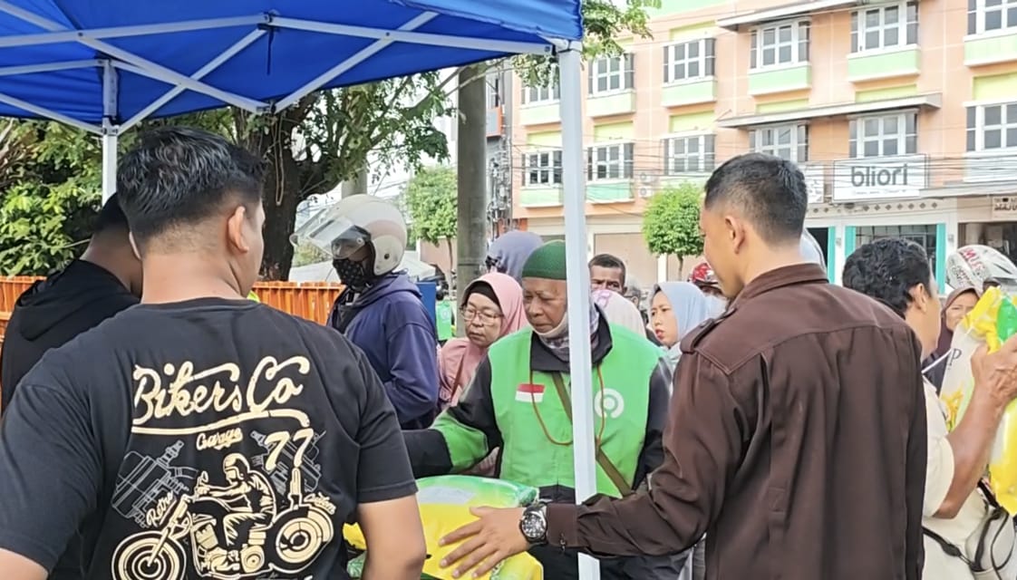 Harga Lebih Murah, Warga Antusias Antre Membeli Beras SPHP di Bulog Sukamaju