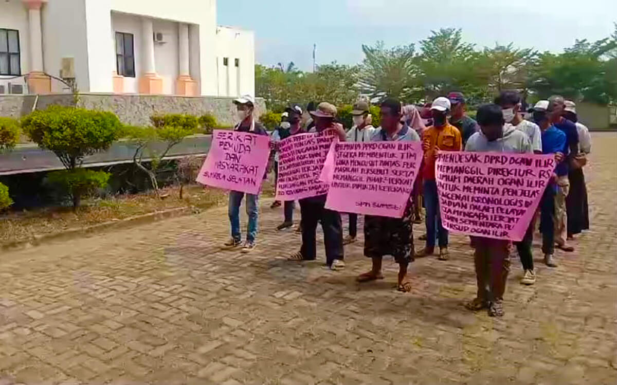 Massa Demonstran Tuntut Usut Dugaan Malapraktik Cuci Darah RSUD Ogan Ilir