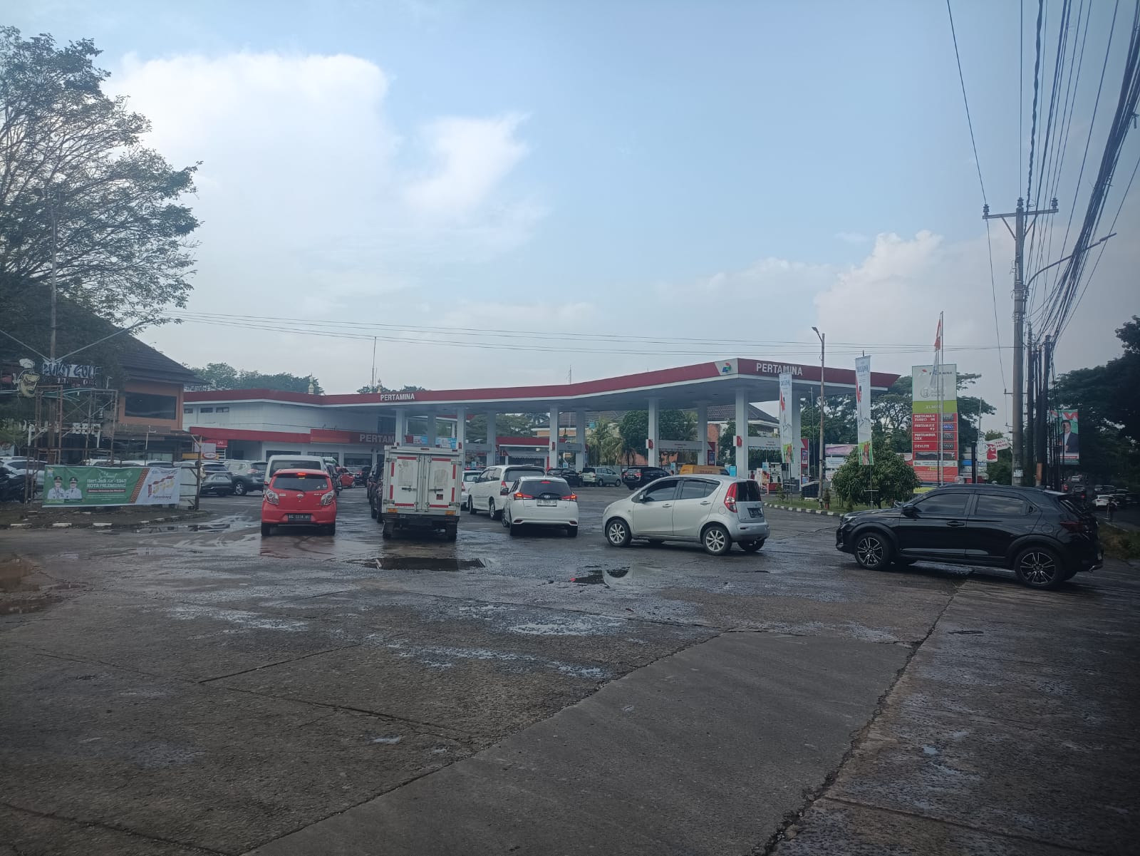 Antrean Pertalite Mengular di Palembang Usai Harga Pertamax Naik