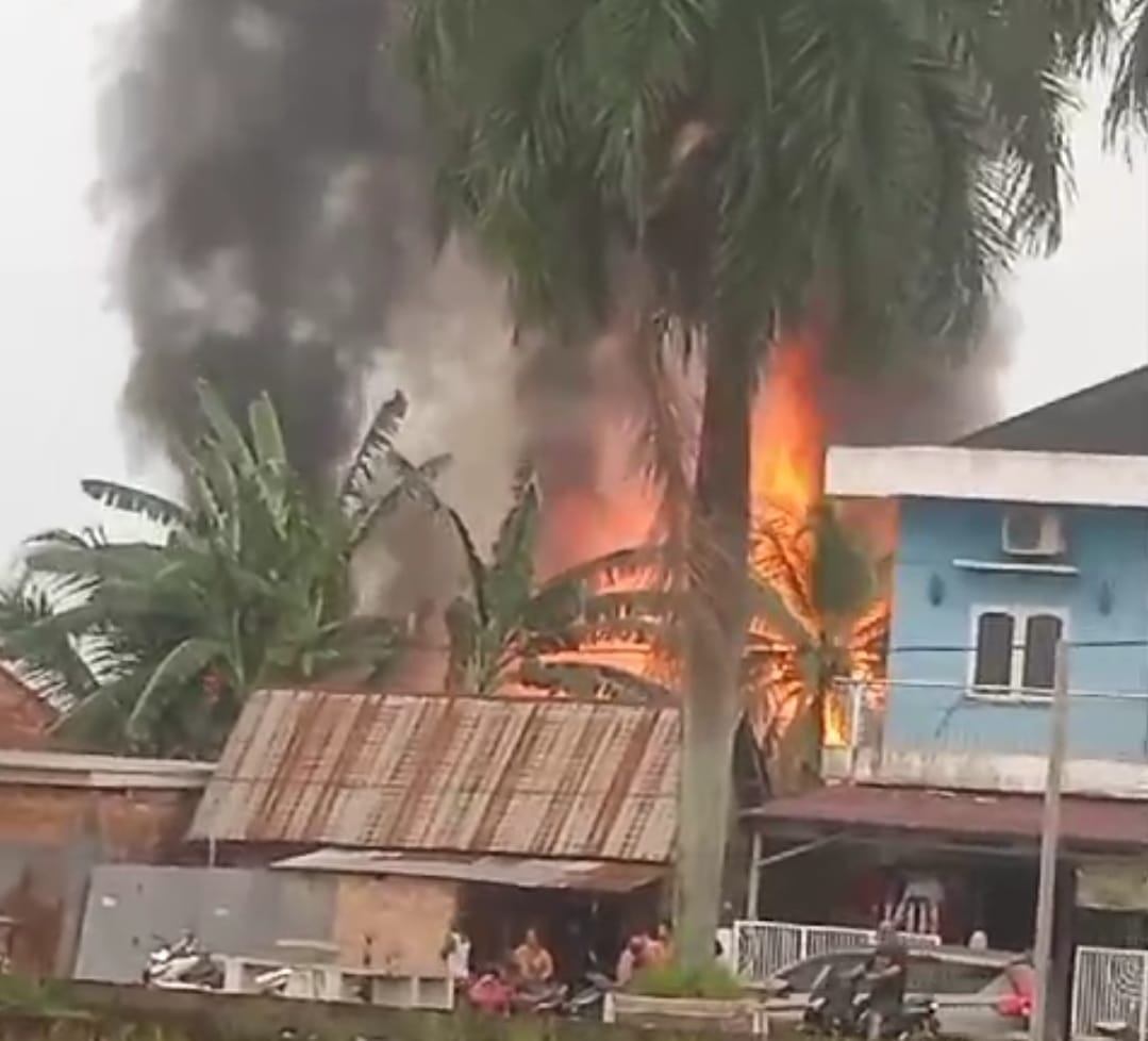 Kebakaran Hebat di Lorong Kedukan Bukit 2, Warga Panik dan Berusaha Padamkan Api