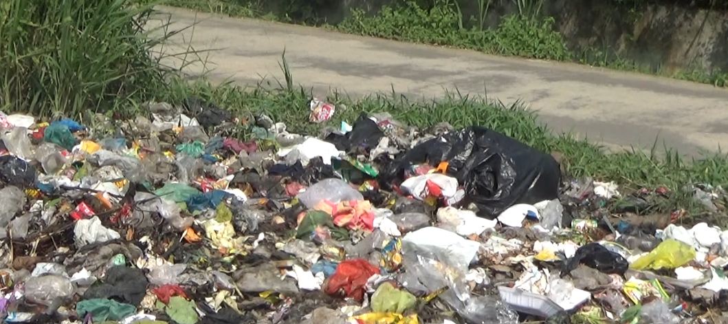 Tumpukan Sampah, Sumber Bau Tak Sedap di Tepi Jalan Abadi Palembang