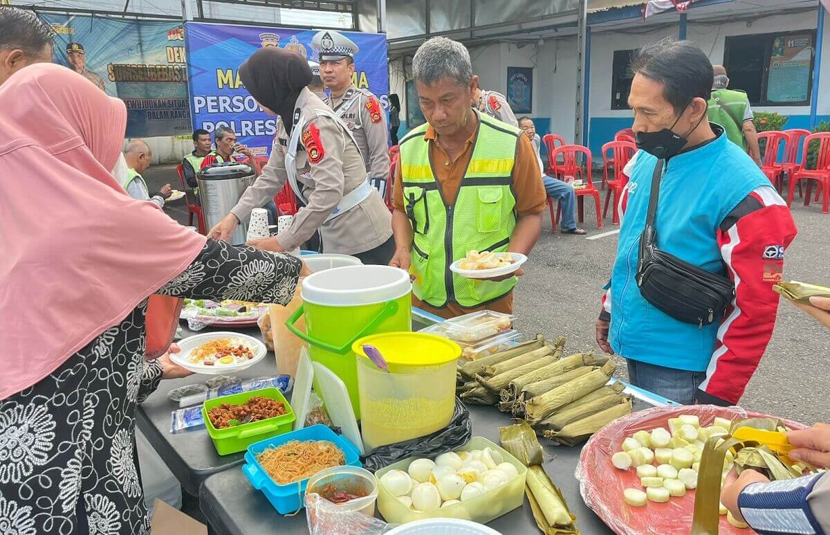 Satlantas Polres Muara Enim Gelar Makan Bersama dengan Tukang Ojek, Penarik Becak dan Warga