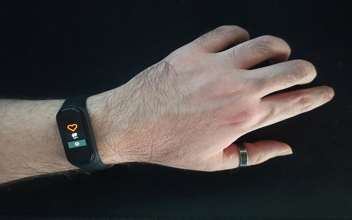 Bingung Pilih Smartwatch atau Smartband? Yuk, Simak Perbandingan Lengkapnya 