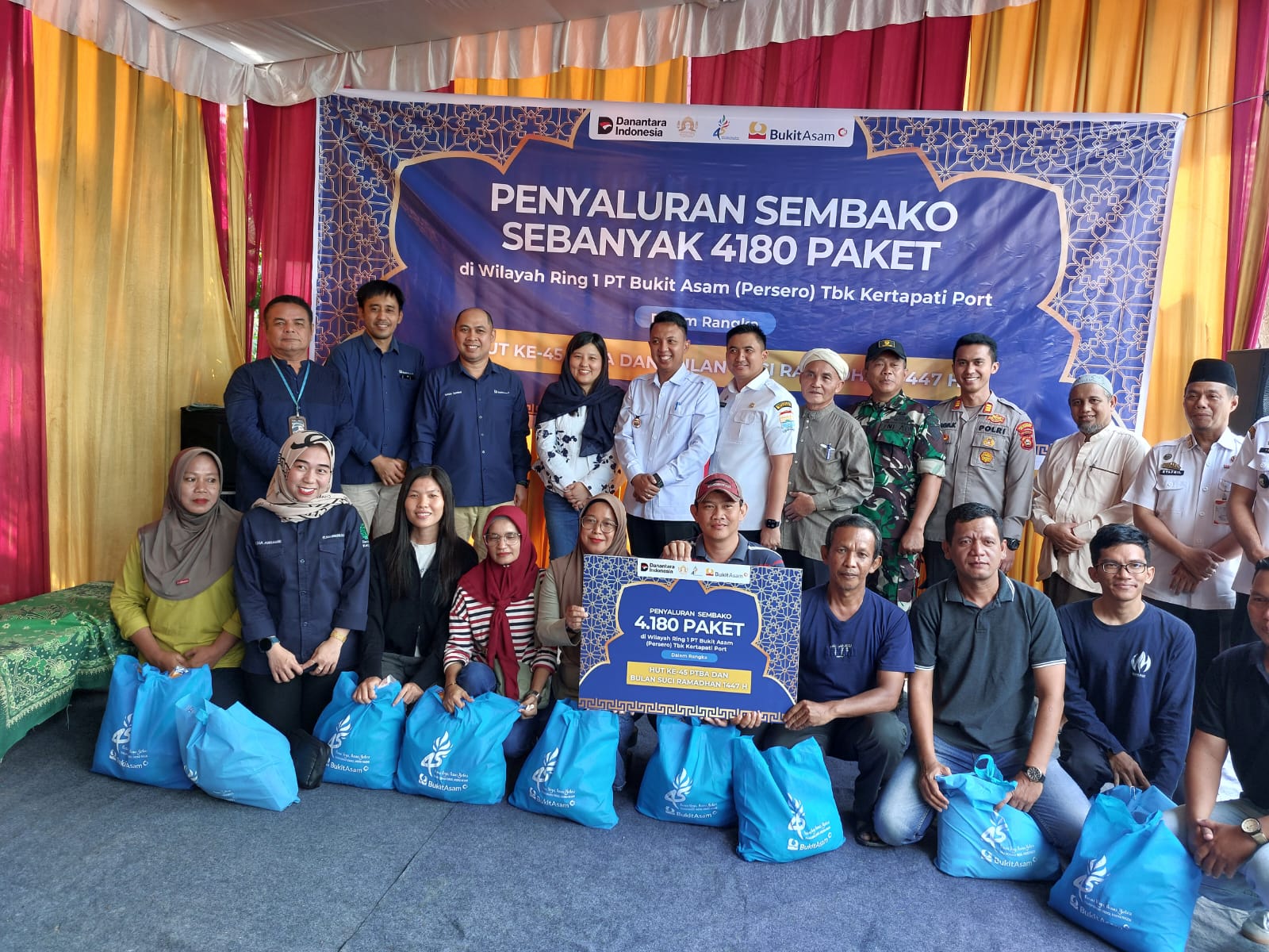 PT Bukit Asam Bagikan 4.180 Paket Sembako untuk Warga Ring Satu 