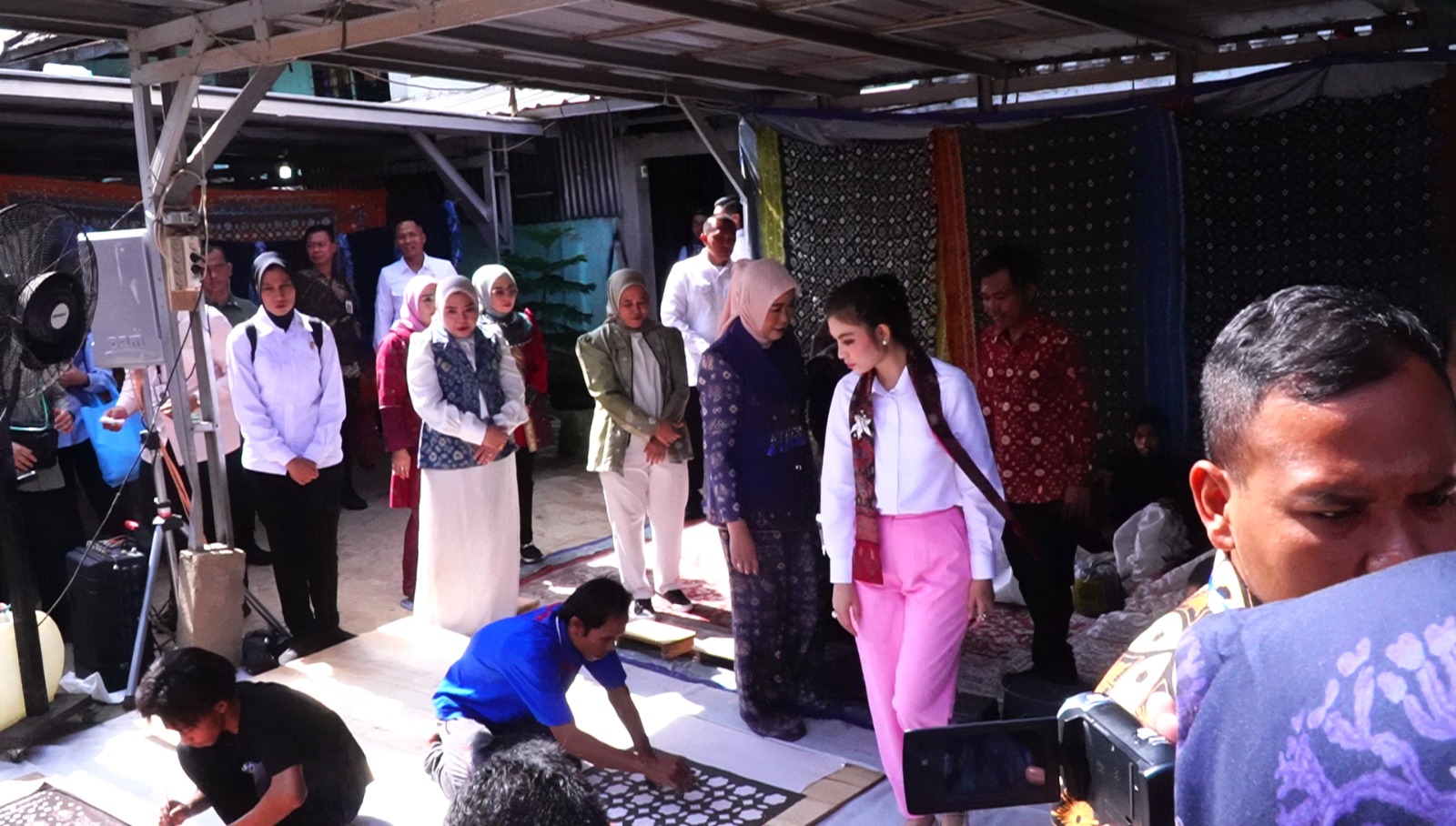 Dukung Perajin Lokal, Selvi Gibran Borong Kain Khas Sumsel