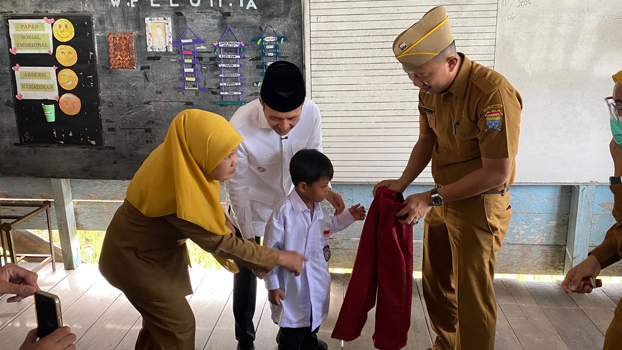 Walikota Palembang Mulai Pendistribusian Seragam Gratis Bagi Puluhan Ribu Pelajar