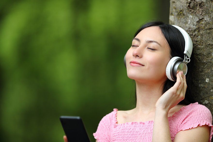 Gunakan Headset Sesekali Saja!. Penggunaan Yang Keseringan Berbahaya Bagi Pendengaran Anda.