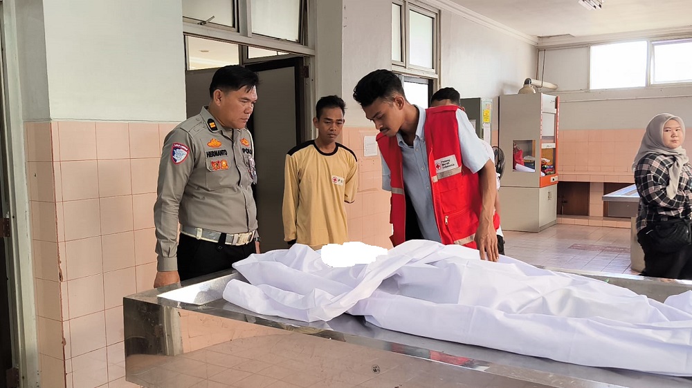 Hendak Menyeberang Jalan, Lansia Tanpa Identitas Tertabrak Pickup hingga Tewas
