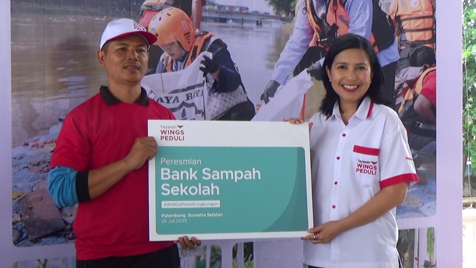 Yayasan Wings Peduli Gelar Aksi Bersih Sungai Musi dan Resmikan Bank Sampah Sekolah