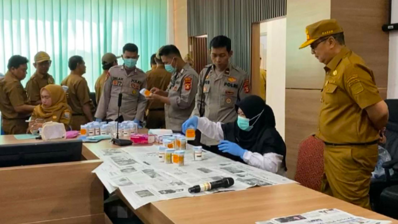 Kesbangpol Palembang Tes Urine Ratusan Pegawai Satpol PP dan DLH, Pastikan Tak Ada Penyalahgunaan Narkoba