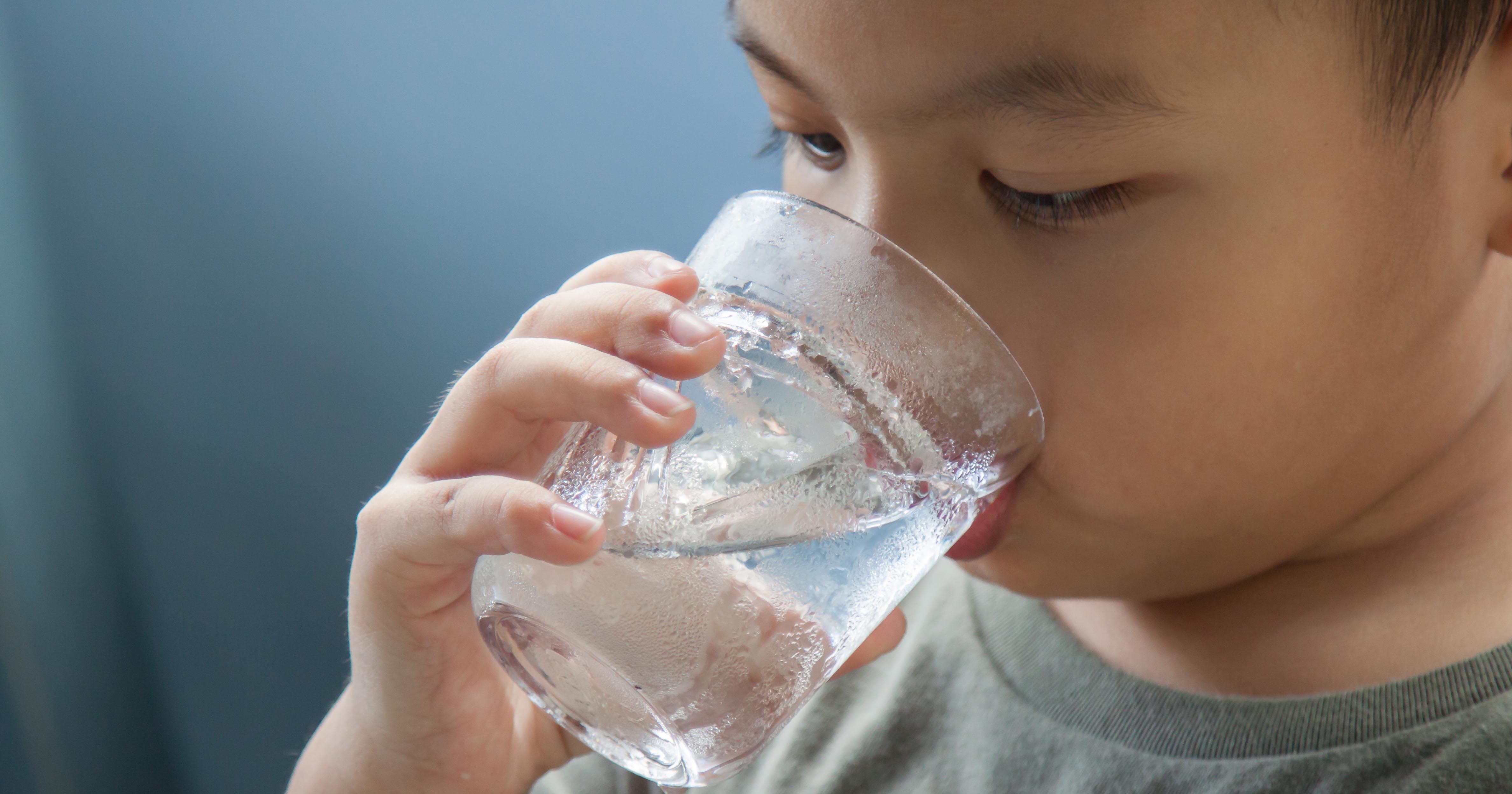 Ibu Sering Melarang Anak Minum Air Es, Benarkah Jadi Pemicu Batuk dan Flu?
