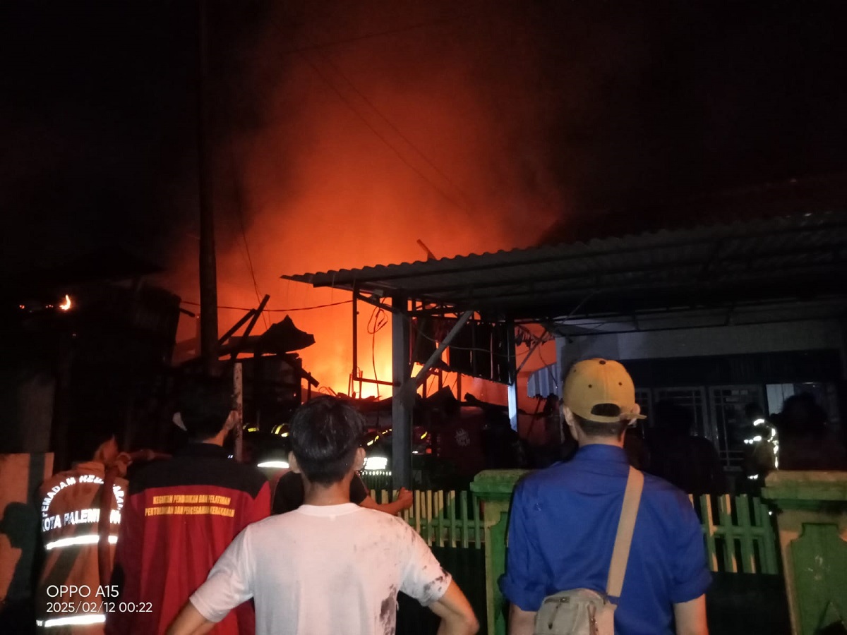 Tragis! 2 Rumah Palembang Terbakar, Warga Panik dan Penyebab Masih Diselidiki