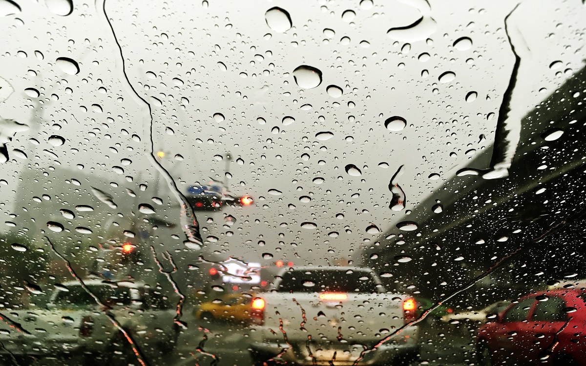Bawa mobil saat musim hujan: inilah 10 Barang Wajib yang Harus Ada