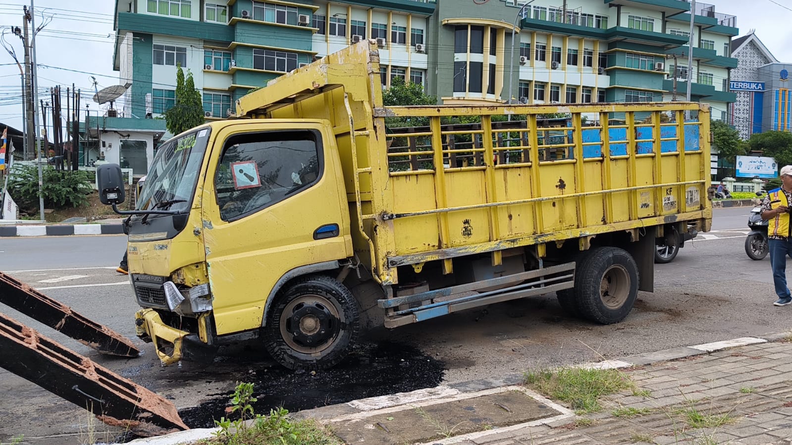 Sopir Microsleep, Truk Tabrak Pembatas Flyover di Simpang Bandara Palembang