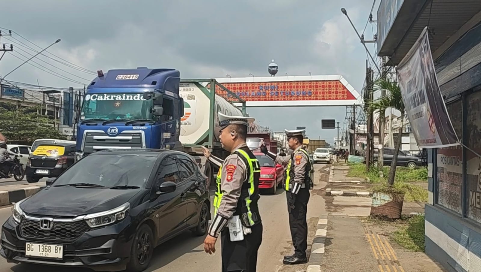 Lalu Lintas KM 12 Mulai Padat Kendaraan di Hari Cuti Bersama Imlek