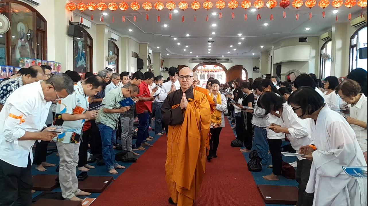 Ribuan Umat Buddha Ikuti Perayaan Tri Suci Waisak di Wihara Dharmakirti