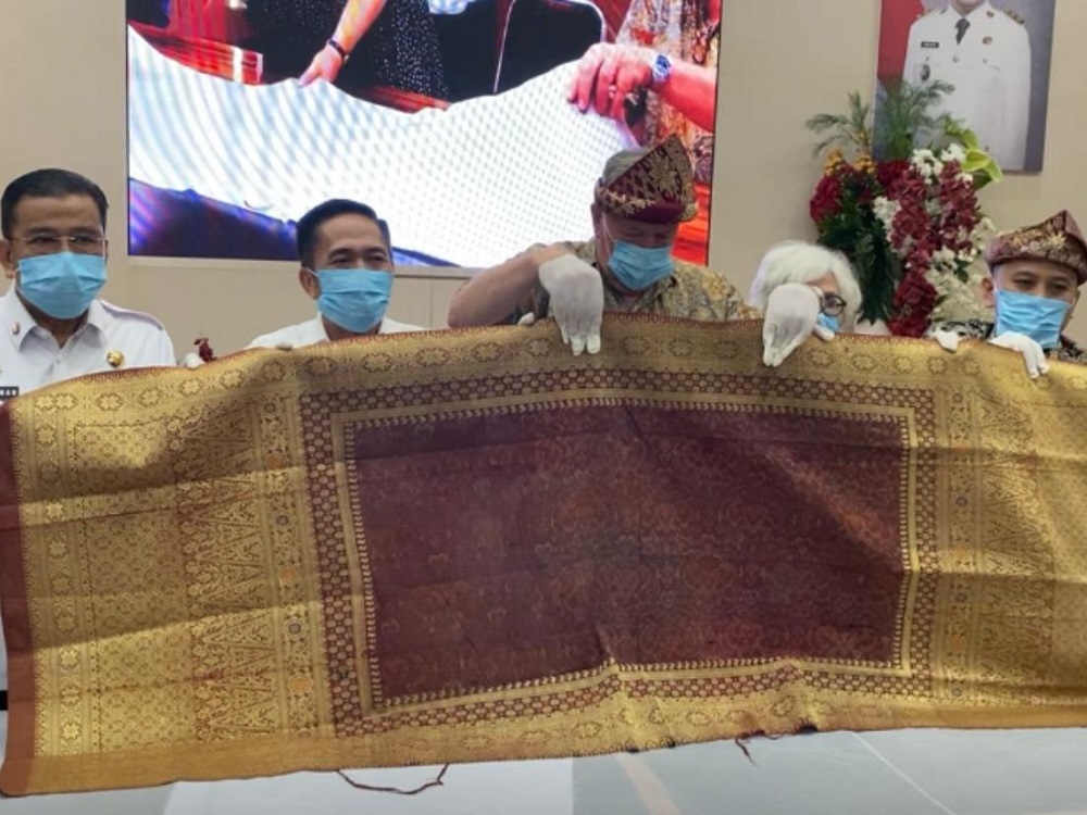 Wali Kota Palembang Terima hibah songket kuno dari warga Australia