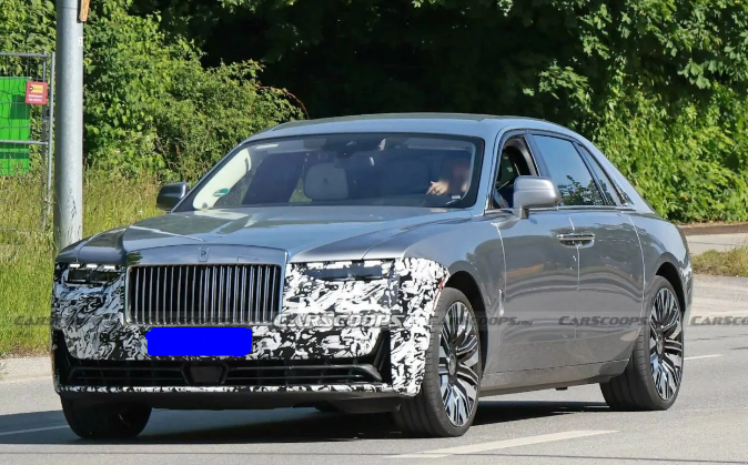 Rolls Royce Ghost Mengikuti Jejak Phantom Dengan Facelift Tersembunyi