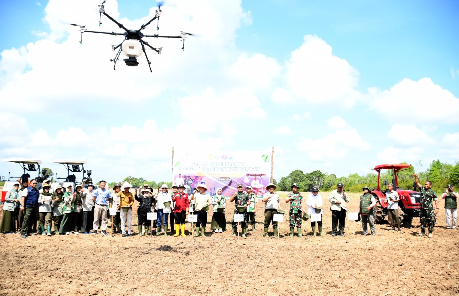Hadiri Tanam Padi dengan Drone ,  Danrem 044/Gapo Dorong Ketahanan Pangan