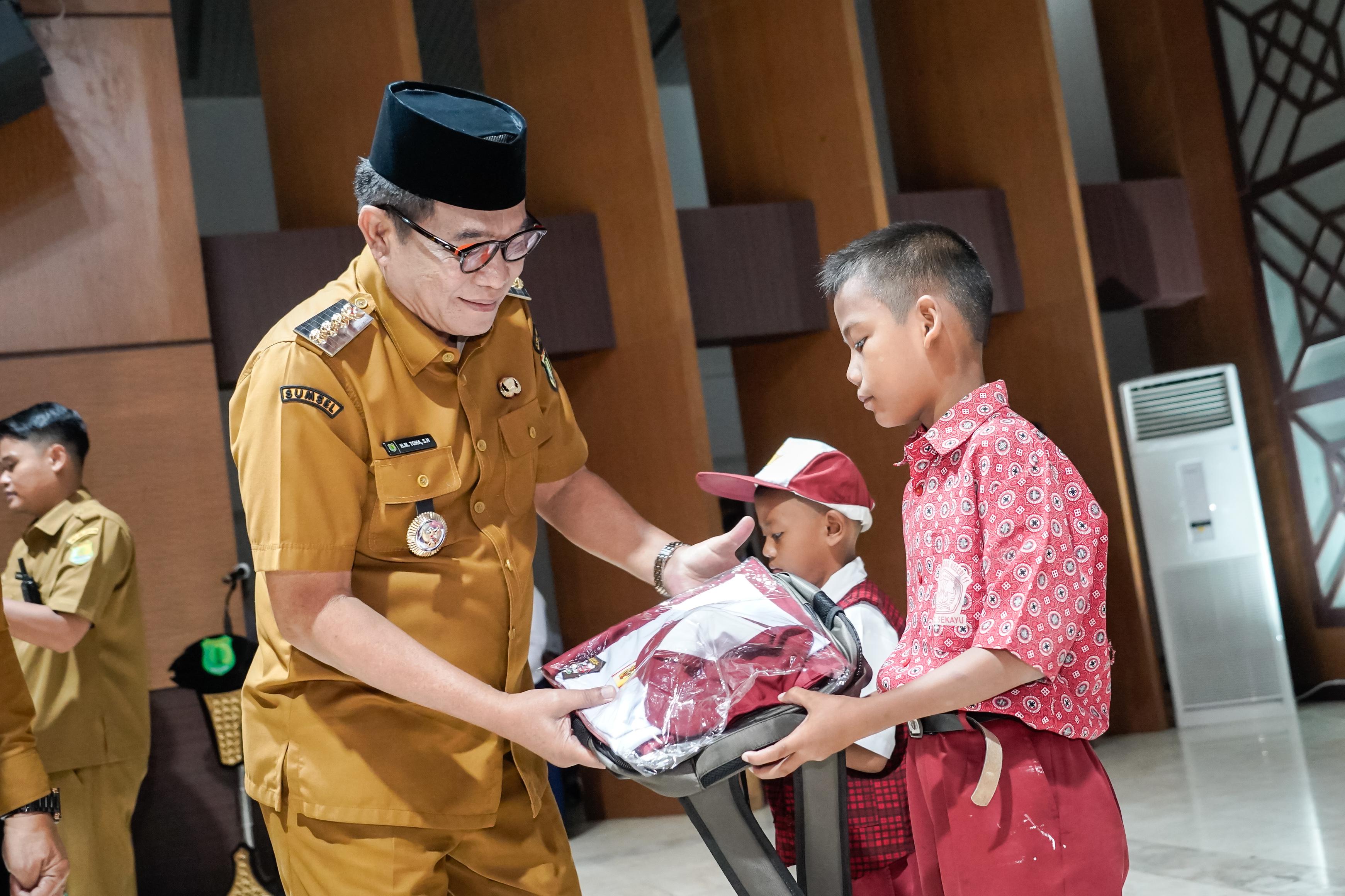 Peringati Hardiknas 2025, Pemkab Muba Genjot Pendidikan dan Bagikan Seragam Gratis