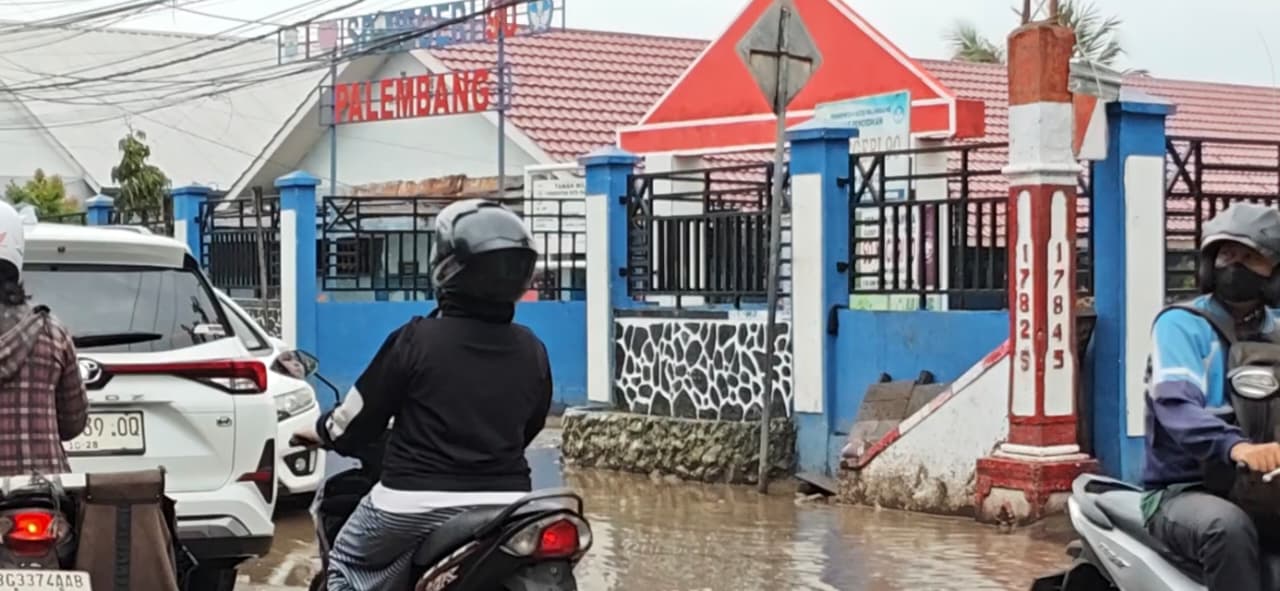 Warga Keluhkan Genangan Air di Jalan KH Azhari Tak Kunjung Kering