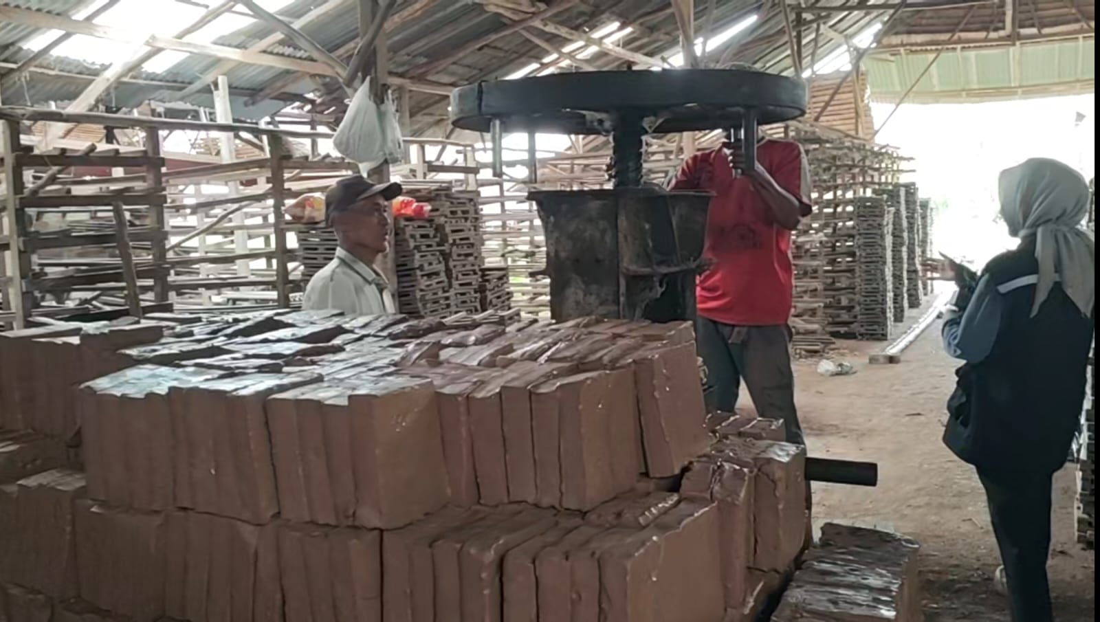 Pelaku Usaha Genteng Sambut Program Gentengisasi Presiden Prabowo