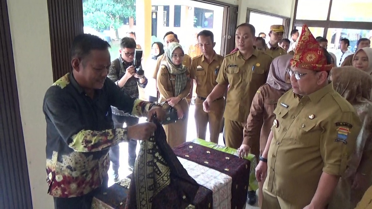 Tingkatkan Kualitas SDM,  PJ Walikota Palembang Buka PKW Tenun Songket 